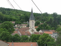 185 Eglise Montauville (rechts vorbei führt der Jakobsweg wieder hoch in den Wald).JPG