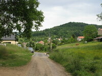 187 Abstieg nach Jezainville (hinten am bewaldeten Berg gehts wieder nach rechts).JPG