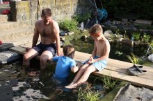 130607 - 2 Der Erste wagt sich ins Wasser.jpg