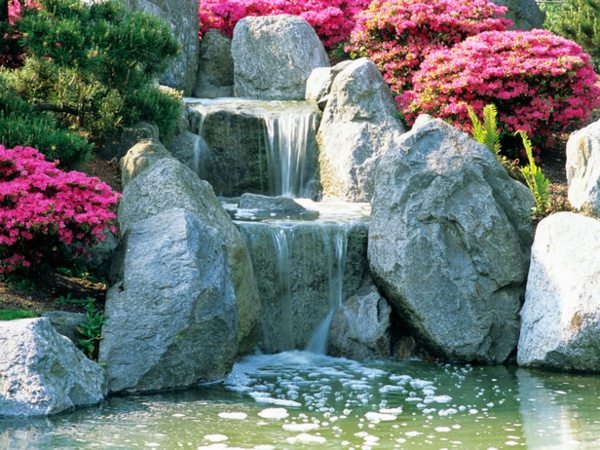 Wasserspiele-Garten-Wasserfall-japanischer-Garten-anlegen.jpg